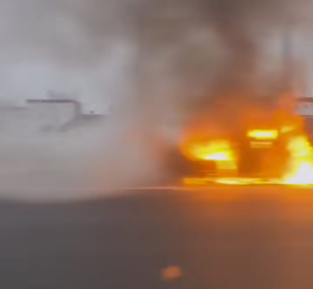 Un vehículo se incendia en la entrada a La Cañada de Marbella - WhatsApp Image 2023 12 07 at 09.15.07 Imagen captada del incendio. Marbella Se Queja