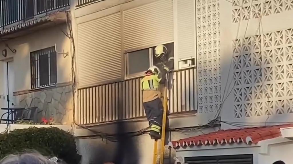 Arde una vivienda en Calle Alhamar en Calahonda, Mijas - WhatsApp Image 2023 12 26 at 18.12.07 Arde una vivienda en Calle Alhamar en Calahonda, Mijas - WhatsApp Image 2023 12 26 at 18.12.07