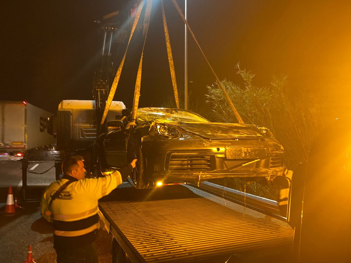 Un vehículo de alta gama sufre un aparatoso accidente en una de las rotondas de la A-7 de Casares a Estepona - accidenrte casares estepona Un vehículo de alta gama sufre un aparatoso accidente en una de las rotondas de la A-7 de Casares a Estepona - accidenrte casares estepona