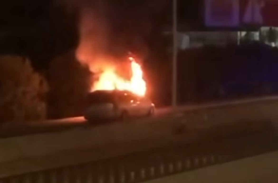 Arde un coche supuestamente abandonado al lado de la gasolinera El Saladillo - arde coche msq Arde un coche supuestamente abandonado al lado de la gasolinera El Saladillo - arde coche msq