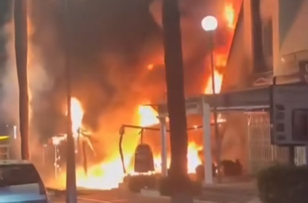 Prenden fuego a un local del Centro Comercial Cristamar de Puerto Banús - local arde msq Prenden fuego a un local del Centro Comercial Cristamar de Puerto Banús - local arde msq