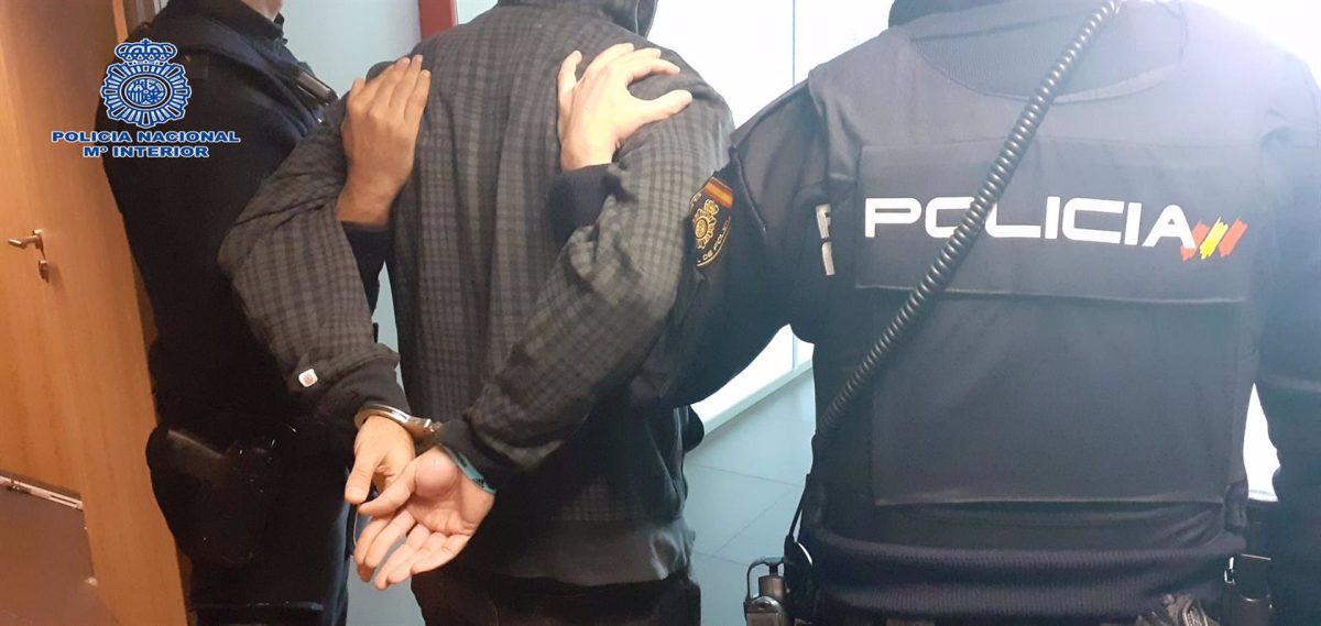 Detenidos por estafar 4.550 euros a un riojano por el 'timo del hijo en apuros' en Marbella - momento detencion polician nacional Detenidos por estafar 4.550 euros a un riojano por el 'timo del hijo en apuros' en Marbella - momento detencion polician nacional