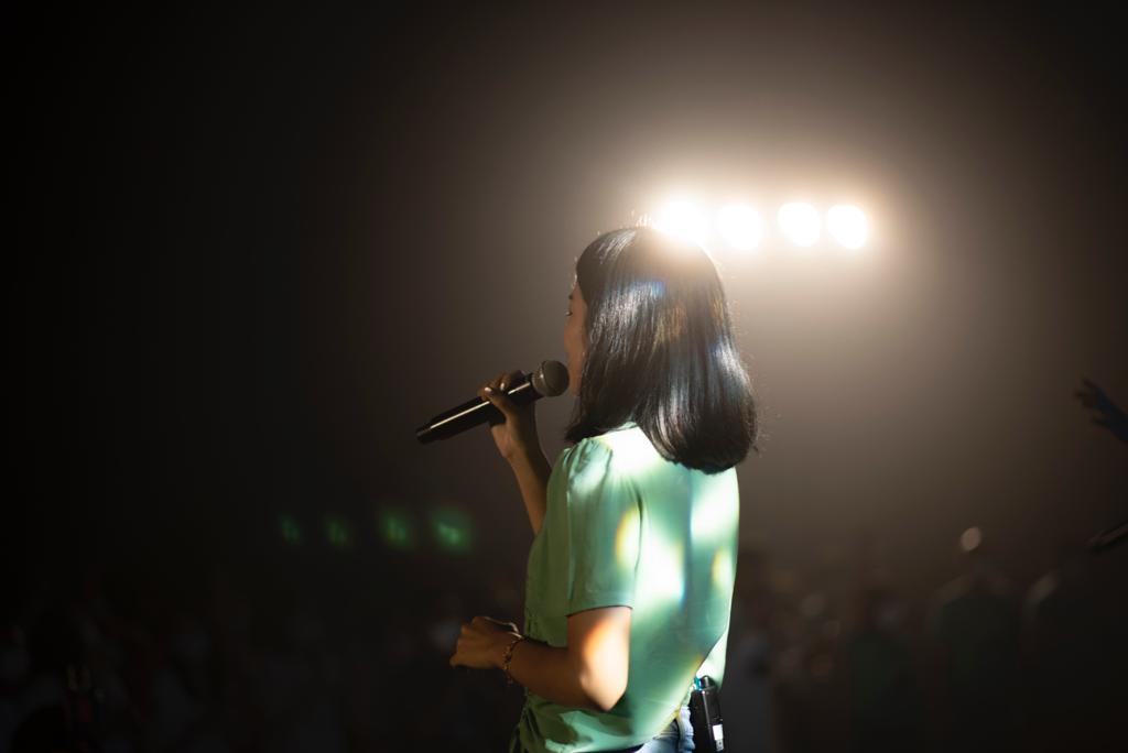 10.000 euros de premio a las mejores voces, llega una nueva edición de "Estepona Crea" - persona cantando 10.000 euros de premio a las mejores voces, llega una nueva edición de "Estepona Crea" - persona cantando