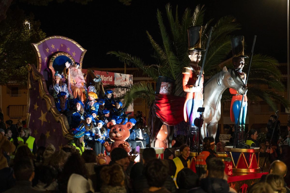 Día de Reyes en Benalmádena: horario y recorrido de las cabalgatas y cortes de tráfico - 415084917 771465701677179 6210222508333293421 n Cabalgata de Reyes en Benalmádena.