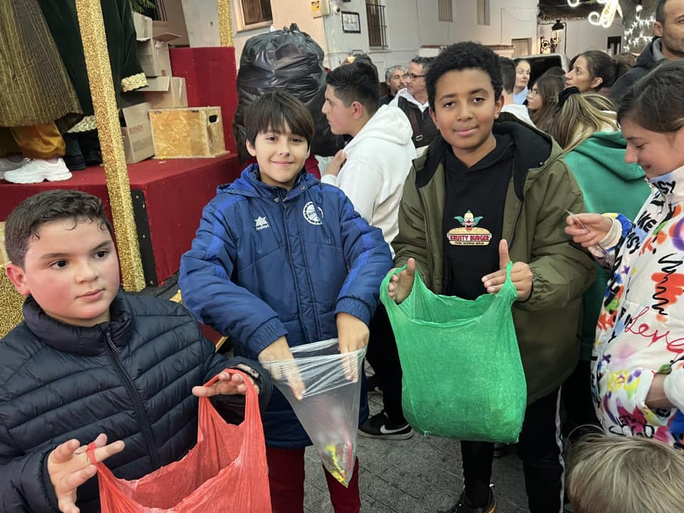 Casares fue una fiesta: Las imágenes más mágicas de la Cabalgata de Reyes de este año - 417173953 907897744674182 7895330365999766931 n Casares fue una fiesta: Las imágenes más mágicas de la Cabalgata de Reyes de este año - 417173953 907897744674182 7895330365999766931 n