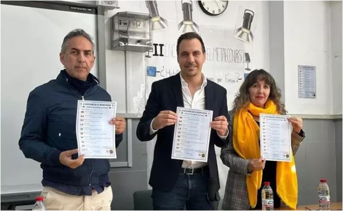 Así da clases Daniel, un profesor de Estepona: Transforma el aula en un plató para sus clases - Captura1 El profesor Daniel Jurado, en el centro de la imagen.