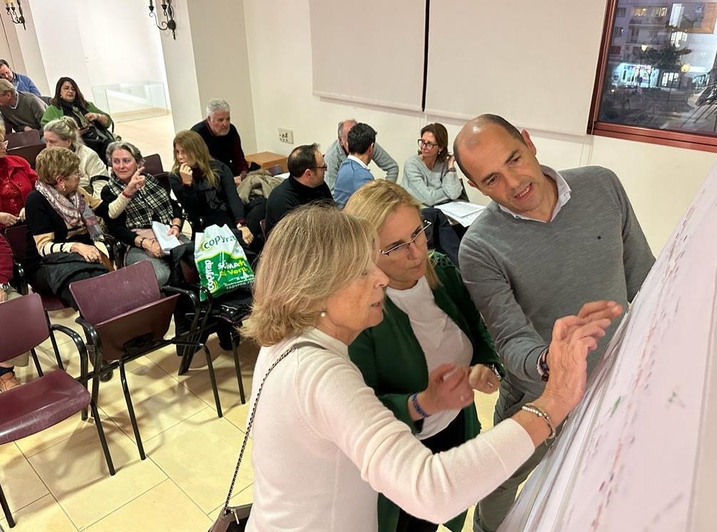 Las obras de la calle Asturias comenzarán el 29 de enero y finalizarán poco antes del verano - Mula y Sanchez hacen indicaciones a una vecina sobre el plano de la calle Asturias Las obras de la calle Asturias comenzarán el 29 de enero y finalizarán poco antes del verano - Mula y Sanchez hacen indicaciones a una vecina sobre el plano de la calle Asturias