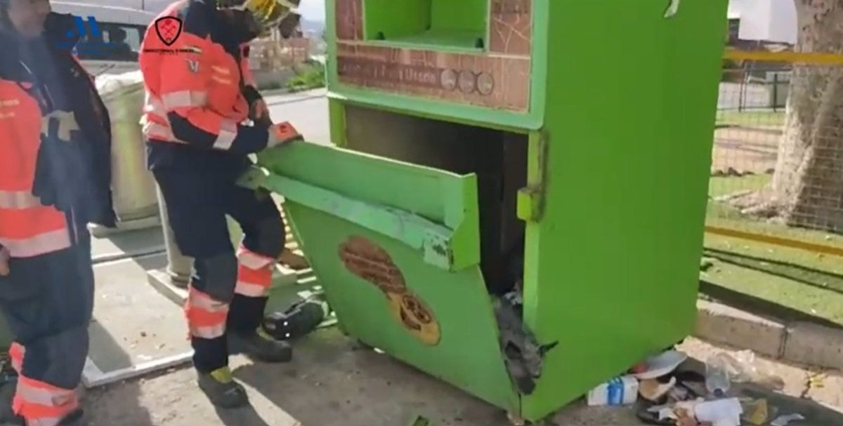 Efectivos de Bomberos rescatan a dos perros del interior de un contenedor de ropa en Álora - Perros Alora Efectivos de Bomberos rescatan a dos perros del interior de un contenedor de ropa en Álora - Perros Alora