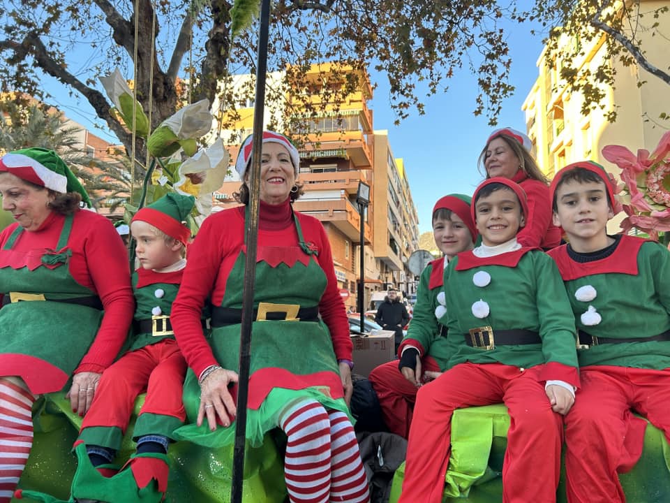 Todo un despliegue de fantasía y personajes de películas, en la cabalgata de Marbella - Portada cabalgata elfos Todo un despliegue de fantasía y personajes de películas, en la cabalgata de Marbella - Portada cabalgata elfos