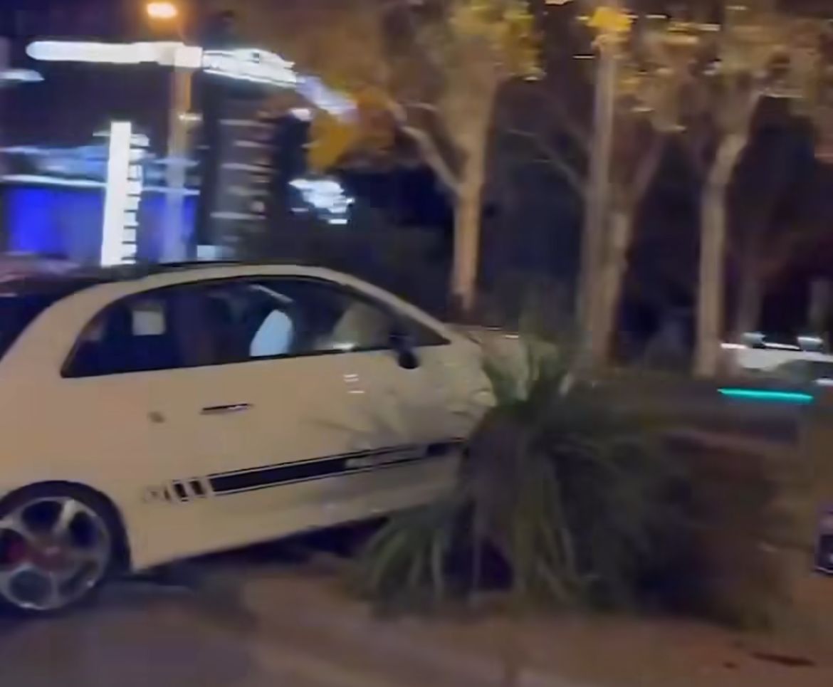 Un vehículo acaba empotrado en la rotonda Tres Carabelas de Marbella - accidente msq mini empotrado Un vehículo acaba empotrado en la rotonda Tres Carabelas de Marbella - accidente msq mini empotrado