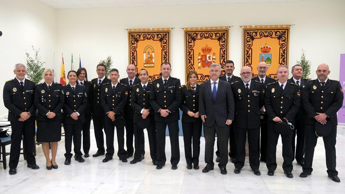 La Policía Nacional cumple 200 años y lo celebran Torremolinos, Fuengirola, Marbella y Estepona - af5ea50e 54fe 462c b94b f19d5da6e7e4 16 9 discover aspect Policía Nacional en Estepona durante un acto. / Archivo