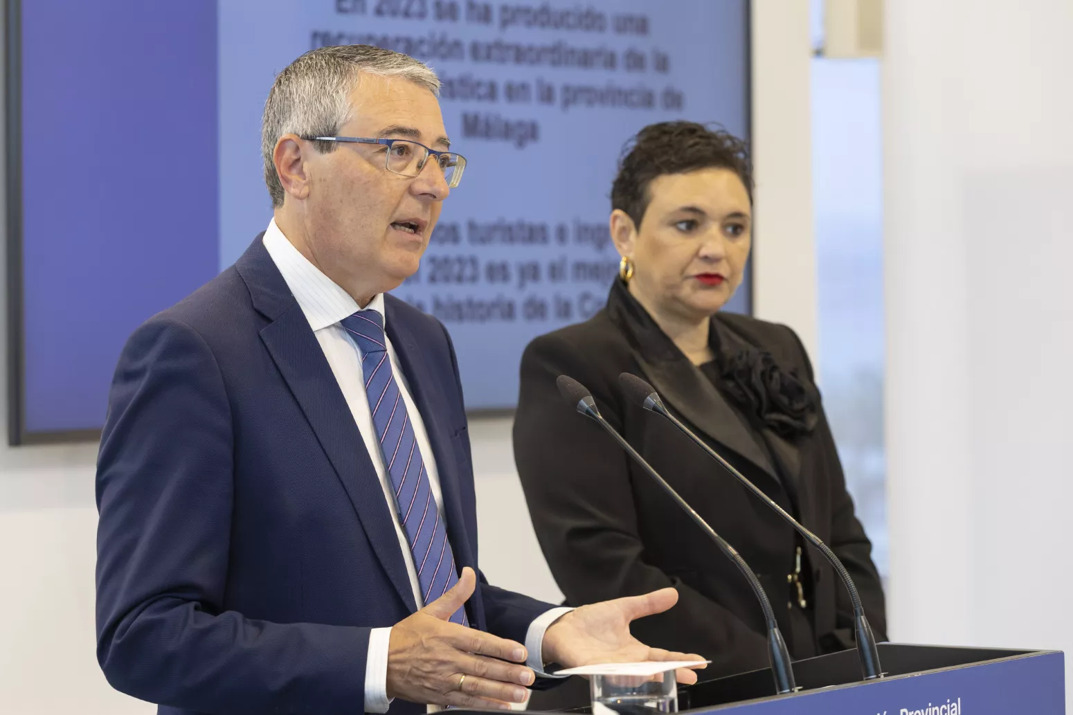 La sequía preocupa en la Costa del Sol: De uno de los mejores años turísticos a que 2024 pueda ser el peor - arc 424384 g Francisco Salado y la alcaldesa de Torremolinos.