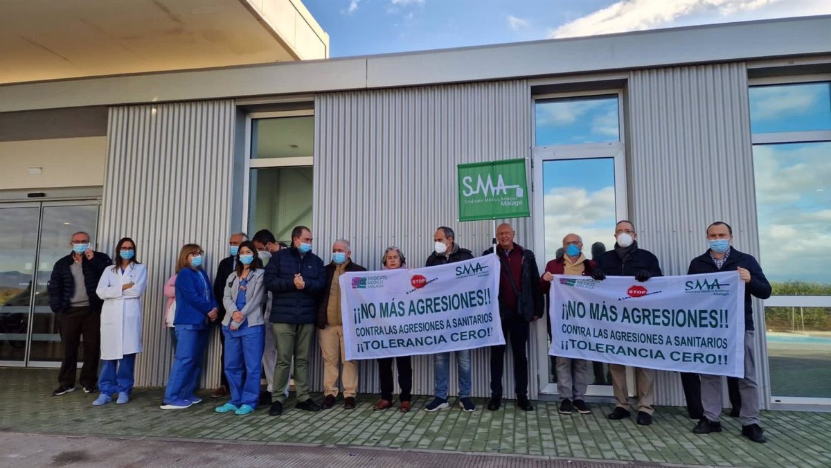 El familiar de un paciente amenaza de muerte a una médica en el Hospital de Antequera - fotonoticia 20240119110700 1920 Concentración contra agresiones médicos