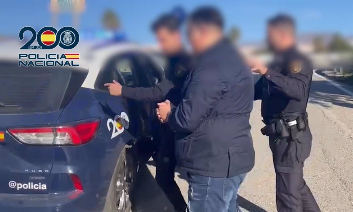 Detenidos dos jóvenes de 23 años en Estepona por robar relojes de lujo a través del "abrazo" - fotonoticia 20240119134527 1200 Detenidos por robar relojes de lujo en Estepona.