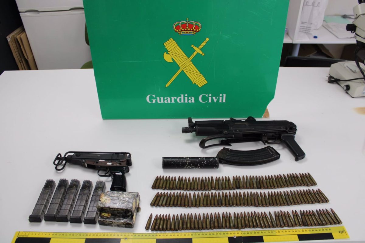 Encuentran dos armas de guerra escondidas en un zulo de Monda - fotonoticia 20240131104654 1920 Armas y munición encontradas por la Guardia Civil en Monda.