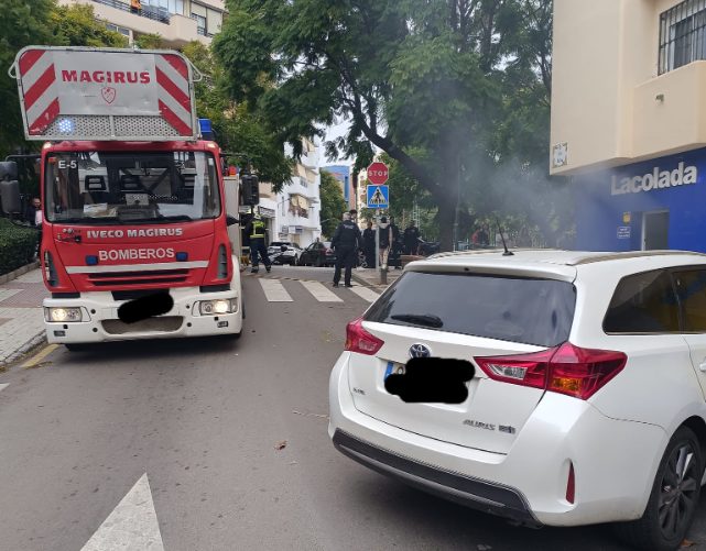 Una lavandería de Estepona sale ardiendo - image 2 Coche de bomberos trabajando en el incendio de la lavandería de la Avenida Andalucía.