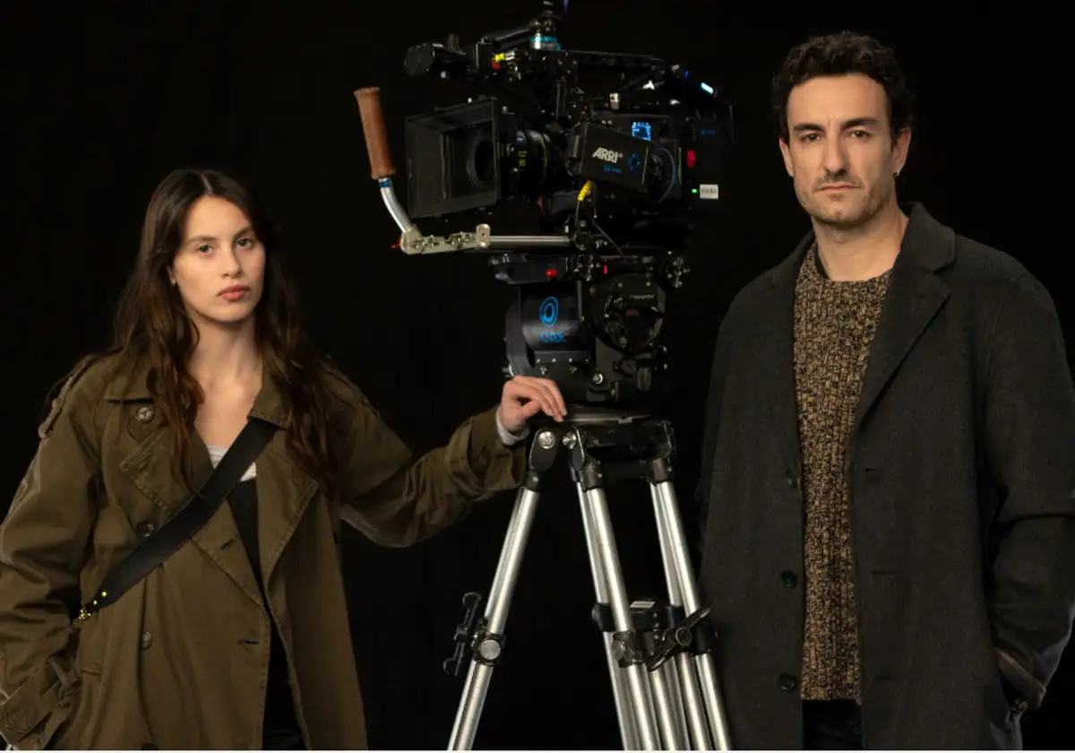 'La Chica de Nieve' regresa con su segunda temporada a Málaga para el rodaje este lunes - milenamiki RUEnwcSflMKY2DsVSeKOUNJ 1200x840@Diario Sur Milena Smit y Miki Esparbé, en el rodaje de la segunda temporada de La Chica de la Nieve.
