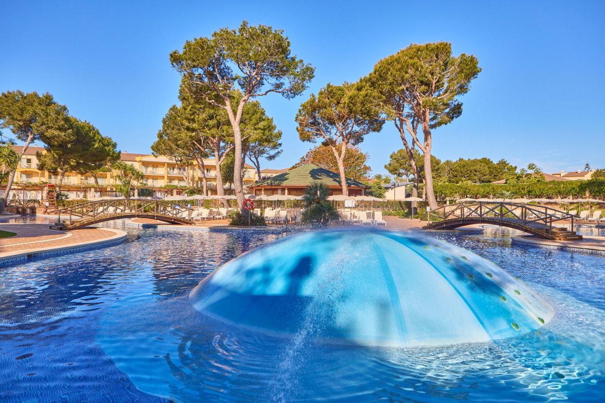 Una cadena hotelera busca 25 animadores para Baleares: ofrece comida, alojamiento y 1.800 euros al mes - zafiromallorca mainpool wetbubble 0027793 Una cadena hotelera busca 25 animadores para Baleares: ofrece comida, alojamiento y 1.800 euros al mes