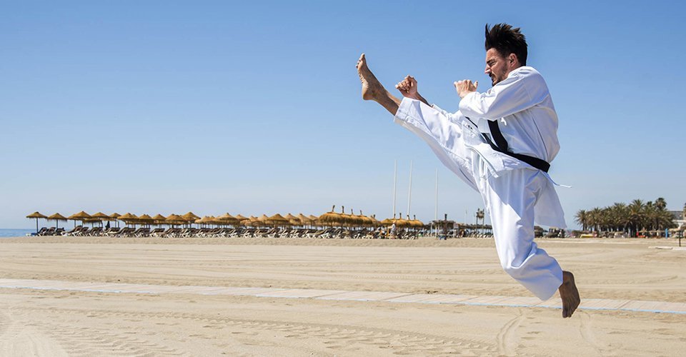 El mejor karate llega a la playa de Torremolinos con Damián Quintero - 01 3 Damián Quintero en la playa de Torremolinos.