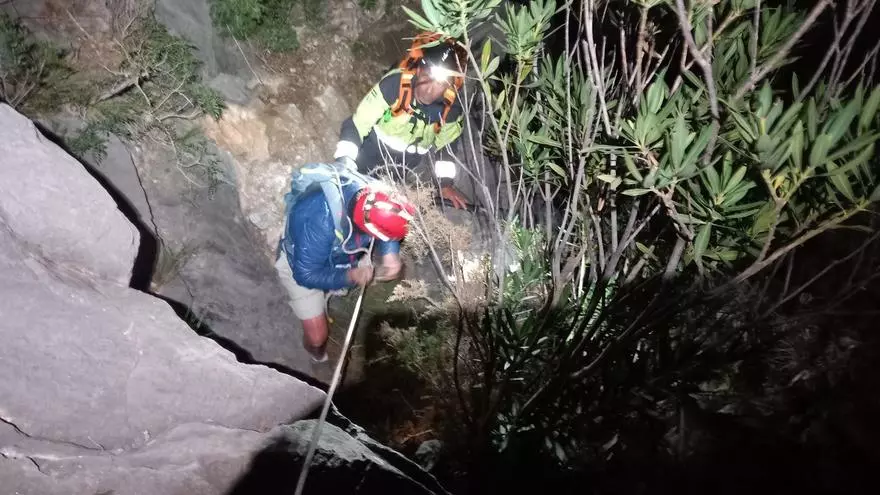 Rescatan a un anciano que se desorientó a 900 metros de altitud, en Sierra Blanca - 305d7e2e e3d1 4072 b23a c21f17b49612 16 9 aspect ratio default 0 Rescate en Sierra Blanca.