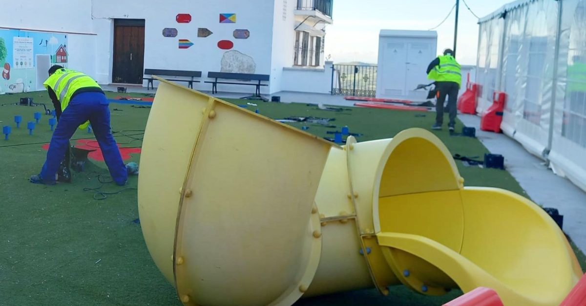 Casares prepara la renovación de su parque infantil en la Plaza Marcelino Camacho - 417471322 830903869081832 7154734265323413668 n Desmontan el parque actual de la Plaza Marcelino Camacho en Casares para su renovación.