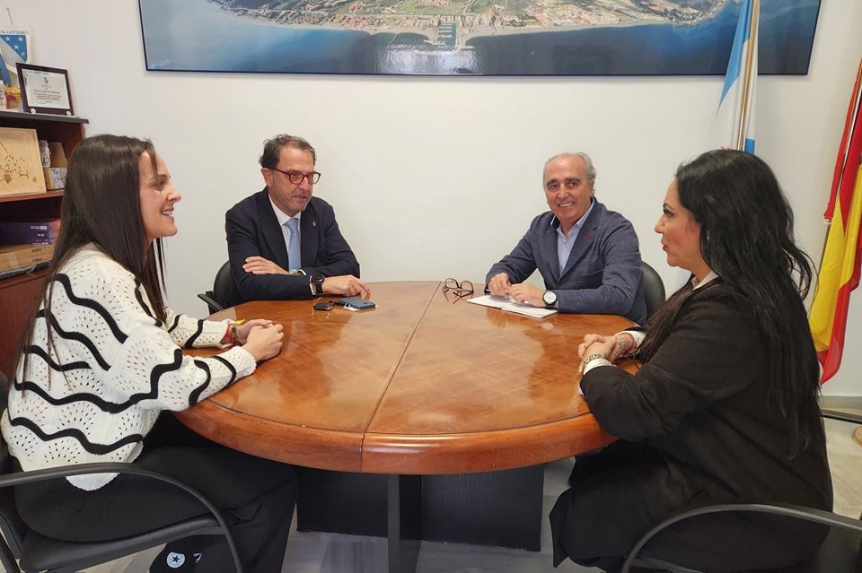 Manilva se reúne con la Junta para poner solución al déficit de profesionales en sus centros de salud - 424790811 778738680956742 8288907299076342788 n Reunión del alcalde y delegadas de Salud y Asuntos Sociales con el delegado provincial de Salud.