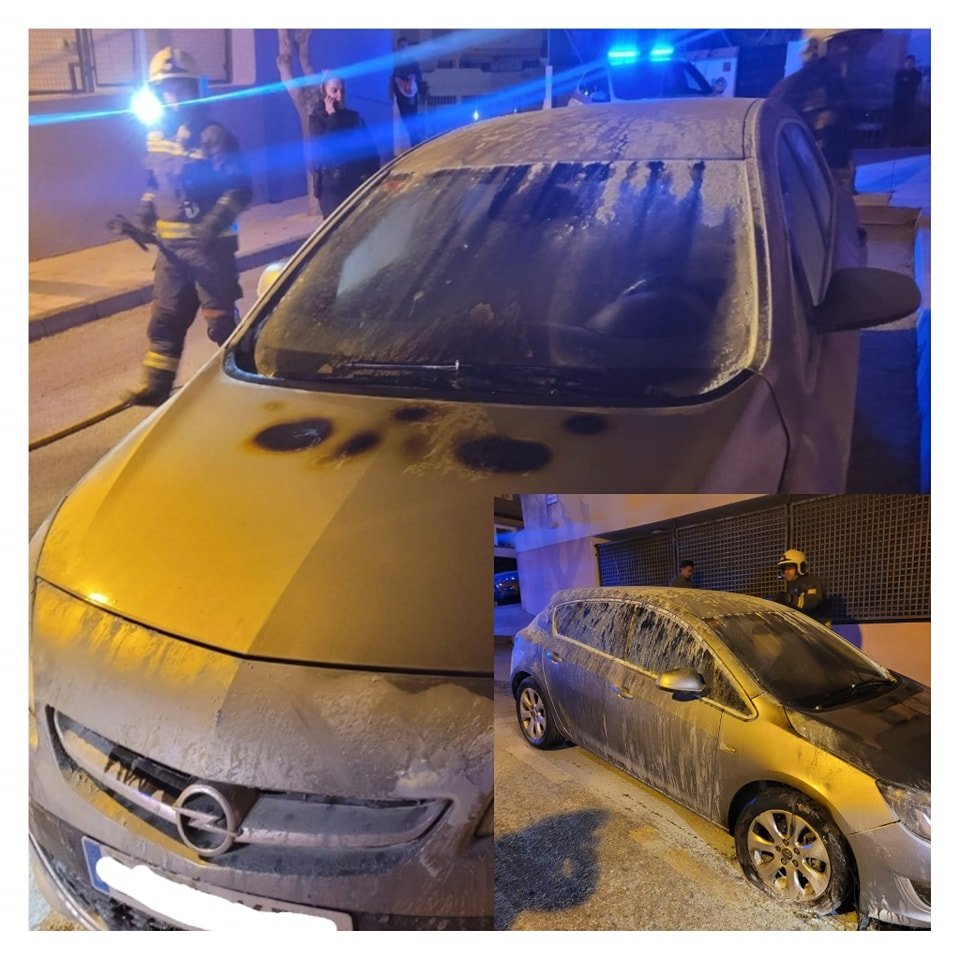 Un vehículo sale ardiendo en la urbanización Mar y Golf de Sabinillas - 429926171 783353923828551 4179250304173093830 n Los Bomberos de Manilva apagan el fuego del vehículo estacionado en Sabinillas.