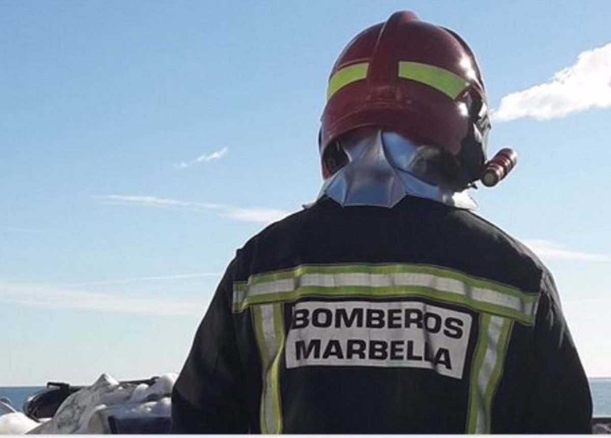 Tres atendidos por inhalación de humo tras el incendio de una vivienda en Marbella - Bombero Marbella Tres atendidos por inhalación de humo tras el incendio de una vivienda en Marbella - Bombero Marbella