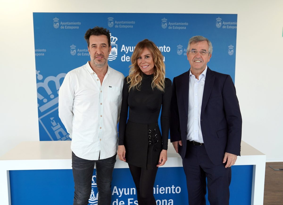 Dos desconocidos obligados a vivir juntos durante la pandemia: la nueva comedia que llega a Estepona - DSC08761 El alcalde junto a los actores que representarán la obra.