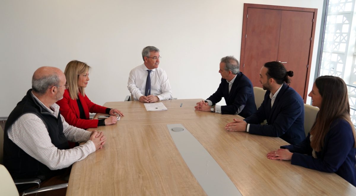 Estepona adjudica por 1,7 millones de euros el servicio de ayuda a domicilio - DSC09268 El alcalde se reúne para la adjudicación de la Ayuda a Domicilio en Estepona.