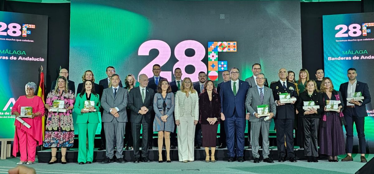 Luz Casal se convierte en profeta y embajadora de Málaga en la entrega de banderas de la Junta - FotoFamilia Luz Casal se convierte en profeta y embajadora de Málaga en la entrega de banderas de la Junta - FotoFamilia