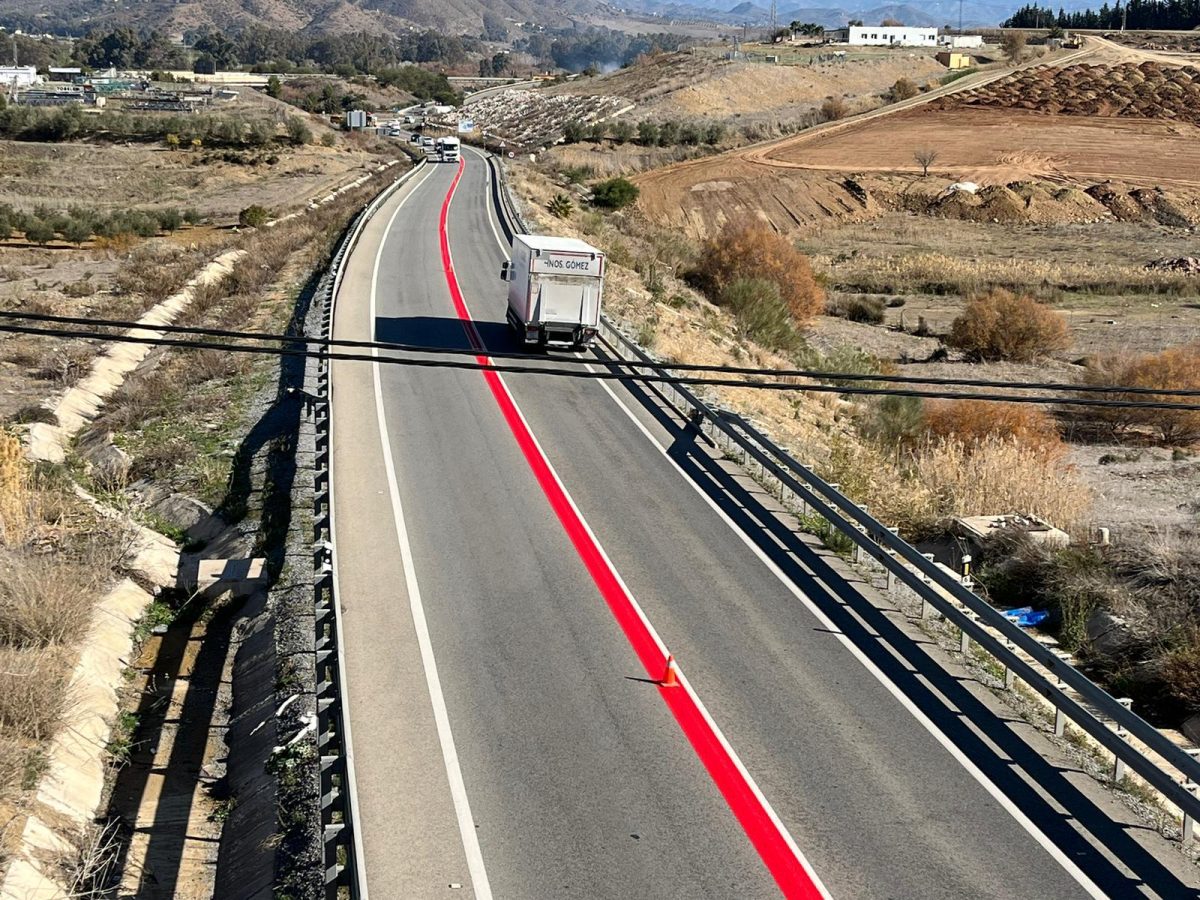 ¿Qué es la gran línea roja de la DGT en la 'carretera de la muerte' de Málaga? - Línea roja en la 'carretera de la muerte' en Málaga, pasando por Marbella.