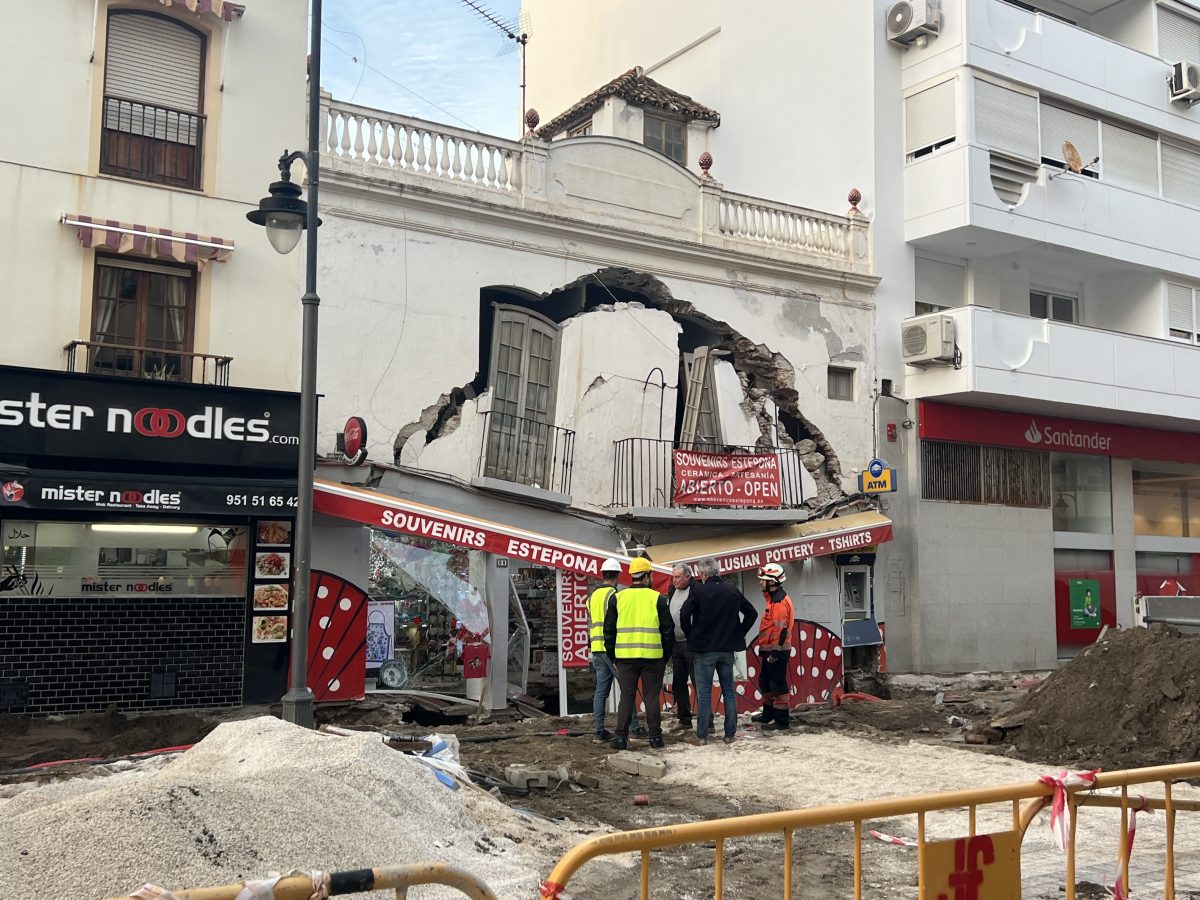 Se desploma parte de una vivienda durante unas obras de mejora en la Avenida España de Estepona - IMG 2657 Se desploma parte de una vivienda durante unas obras de mejora en la Avenida España de Estepona - IMG 2657
