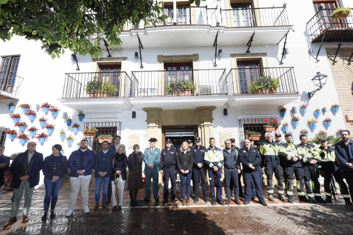 La Costa del Sol llora la muerte de las víctimas del incendio en Valencia con un minuto de silencio - TGM3012 Minuto de silencio a las puertas del Ayuntamiento de Marbella.