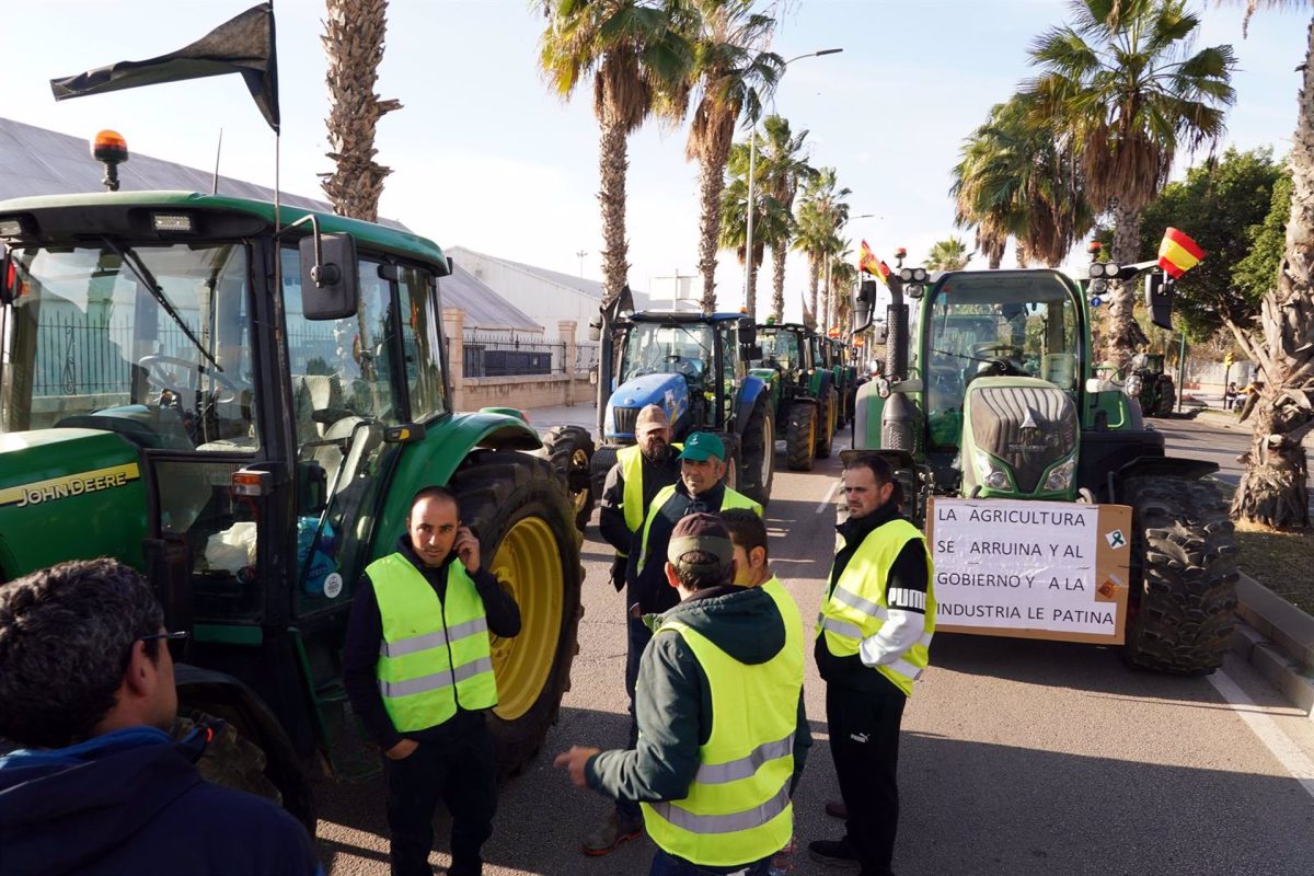Cortes de tráfico por tractoradas en el tramo de Vélez de la A-7, en la A-45 por Antequera y en la A-357 - Tractorada Cortes de tráfico por tractoradas en el tramo de Vélez de la A-7, en la A-45 por Antequera y en la A-357 - Tractorada