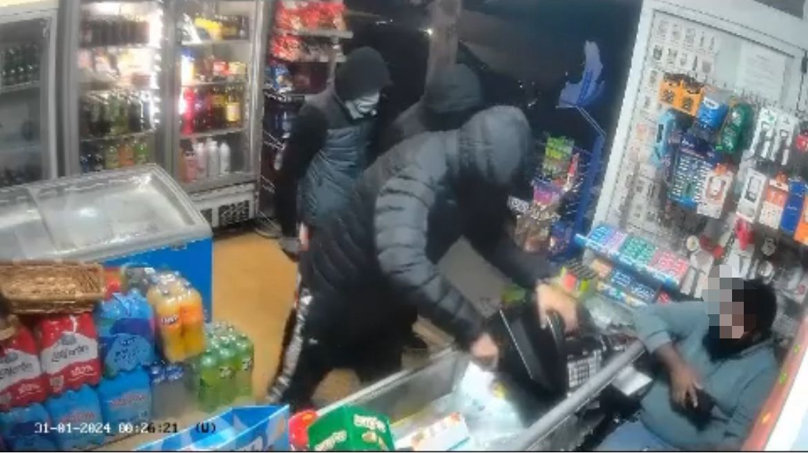 Atracan con machetes un bazar de Benalmádena - WhatsApp Image 2024 02 01 at 15.21.32 Imagen de un fragmento del vídeo de Fuengirola Se Queja sobre el atraco. / Área