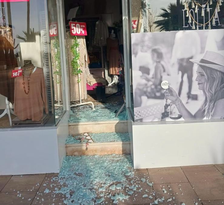 Tienda Lola Shop en la Avenida España con la puerta destrozada. / Área