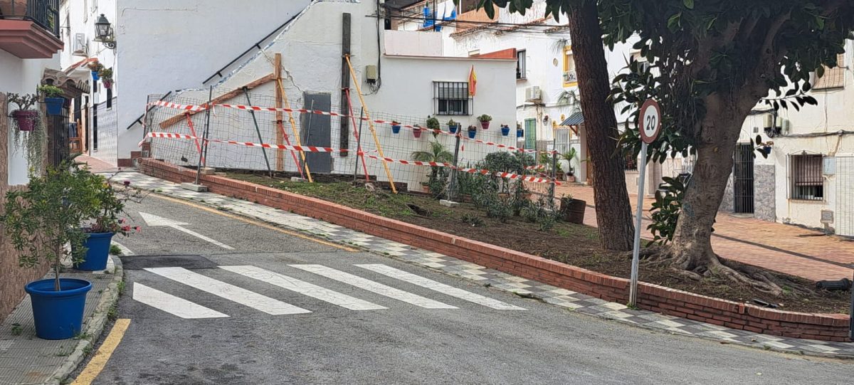 Manos a la obra para arreglar las escaleras que se cae "a pedazos" en un barrio de Estepona - WhatsApp Image 2024 02 20 at 16.04.36 Precintada las escaleras de la calle García del Olmo en Estepona. / Área