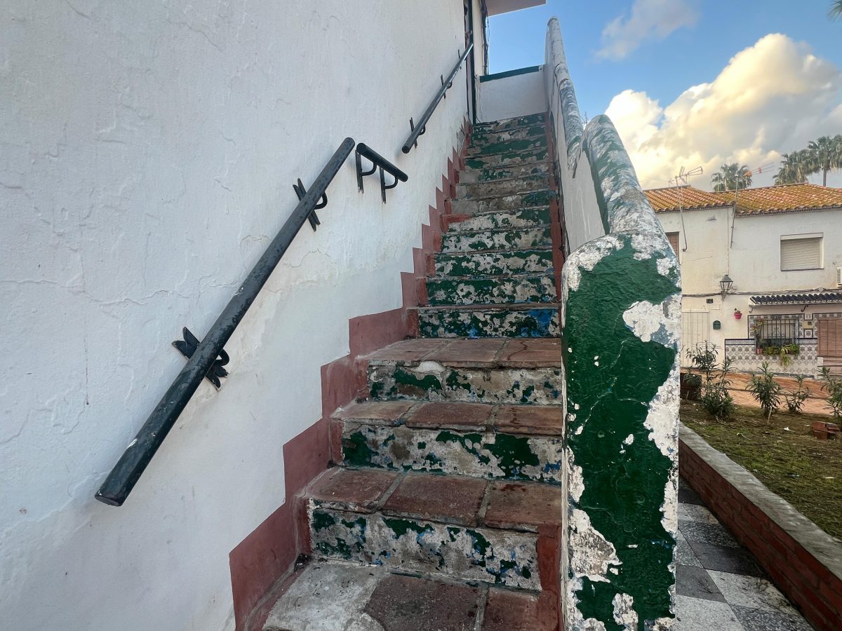 Manos a la obra para arreglar las escaleras que se cae "a pedazos" en un barrio de Estepona - WhatsApp Image 2024 02 22 at 13.20.35 Manos a la obra para arreglar las escaleras que se cae "a pedazos" en un barrio de Estepona - WhatsApp Image 2024 02 22 at 13.20.35