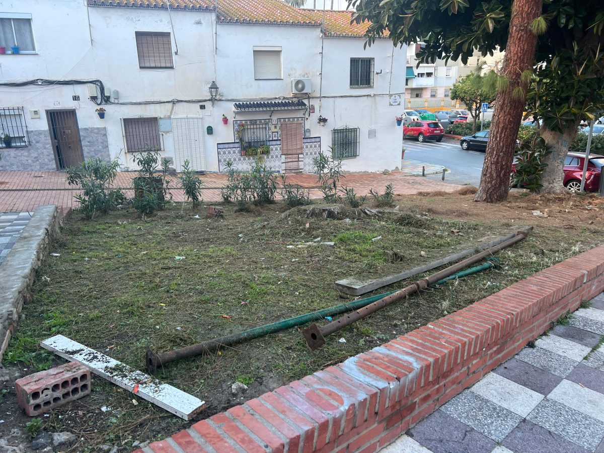 Manos a la obra para arreglar las escaleras que se cae "a pedazos" en un barrio de Estepona - WhatsApp Image 2024 02 22 at 13.20.37 Manos a la obra para arreglar las escaleras que se cae "a pedazos" en un barrio de Estepona - WhatsApp Image 2024 02 22 at 13.20.37