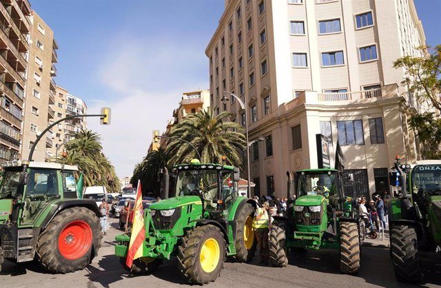 La movilización de agricultores colapsa las calles de la capital malagueña - fotonoticia 20240207110716 640 1 e1708526791351 Manifestación de agricultores en la capital malagueña.