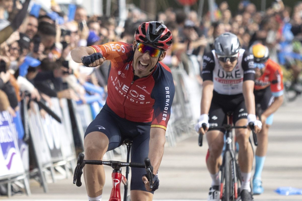 La quinta etapa de la Vuelta Ciclista a Andalucía 2024 saldrá de Benahavís - imagen de EFE scaled 1 La Vuelta Ciclista en Benahavís.