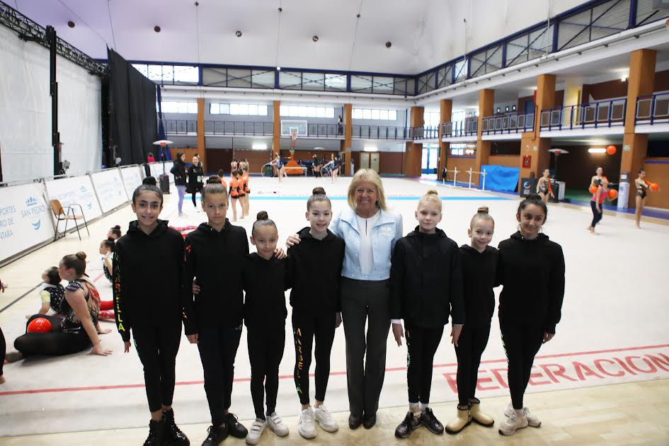 Ángeles Muñoz y gimnastas participantes.