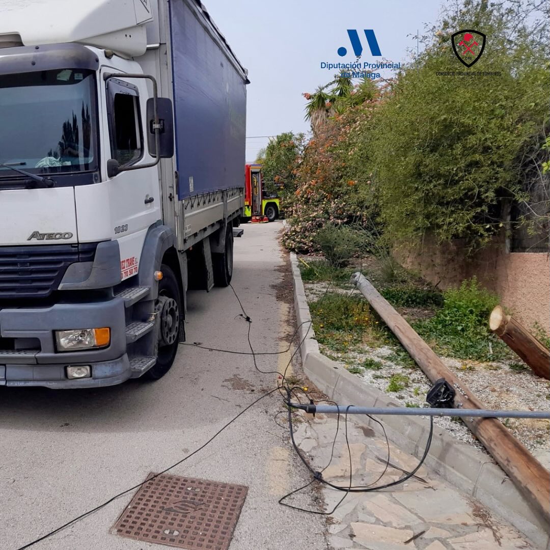 Un poste de telefonía queda incrustado en un camión en Estepona - 431521277 18314108788132513 2245030645193769947 n Un poste de telefonía queda incrustado en un camión en Estepona - 431521277 18314108788132513 2245030645193769947 n