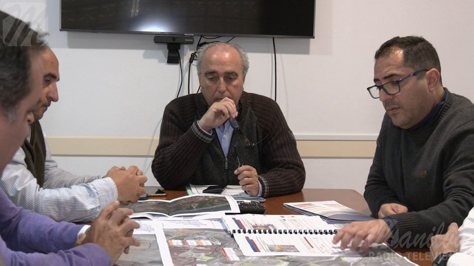 Manilva estudia la posibilidad de construir viviendas VPO - 431577206 796449729185637 4672847060802811439 n Reunión del alcalde para abordar la posibilidad de crear VPO en Manilva.