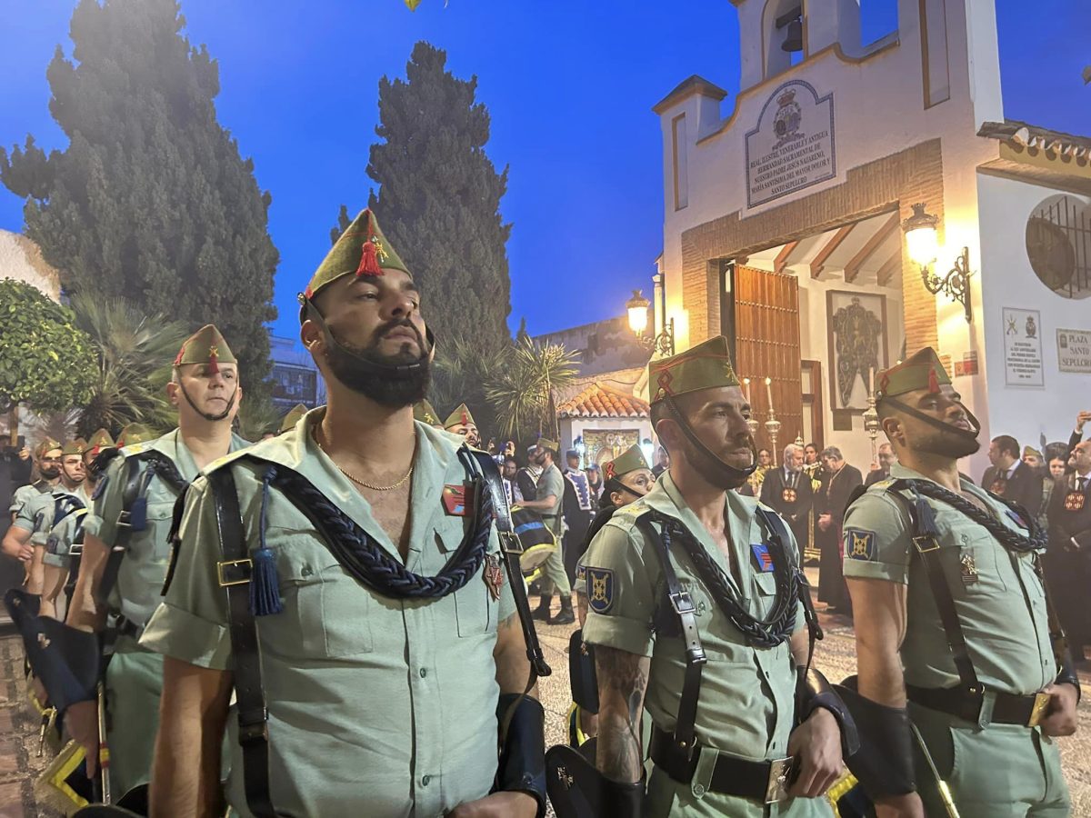 El Yacente camina a paso corto por Marbella y la Soledad no hizo Estación de Penitencia - 434223266 968200291977260 4539407530708599648 n Legionarios , este Viernes Santo en Marbella. Doina Dimitrescu.