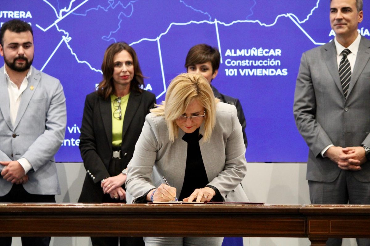 Fuengirola construirá 39 nuevos pisos de alquiler social - Ana Mula firmando el convenio Ana Mula firmando el convenio.