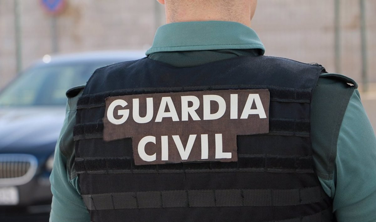 Detenido un hombre por robar a una mujer y sacar un cuchillo a un agente al intentar detenerlo en Mijas - Guardia Civil Detenido un hombre por robar a una mujer y sacar un cuchillo a un agente al intentar detenerlo en Mijas - Guardia Civil