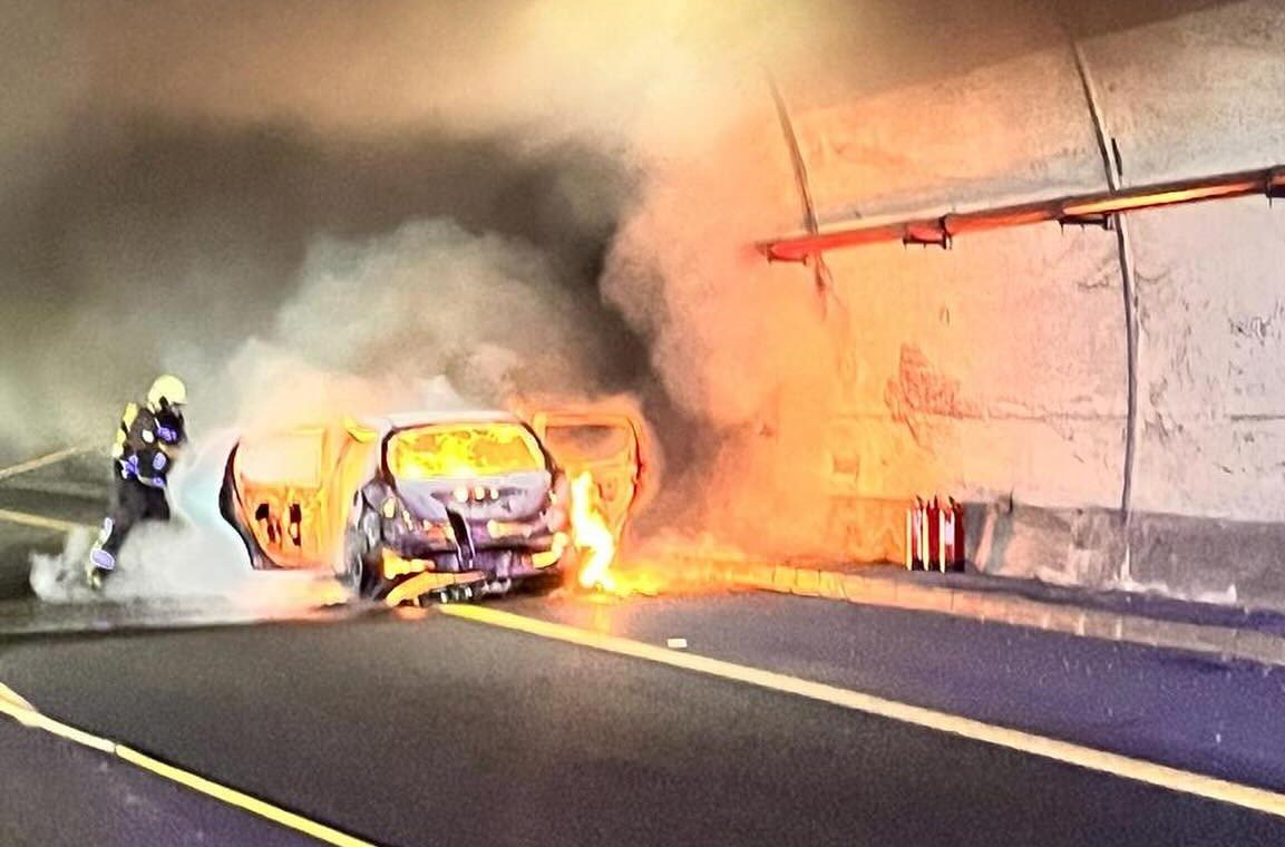 Un vehículo incendiado en un túnel situado en la AP-7 a su paso por Casares - Incendio Casares recorte Un vehículo incendiado en un túnel situado en la AP-7 a su paso por Casares - Incendio Casares recorte