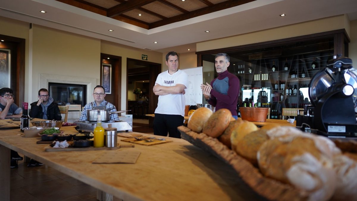 Arranca Club Golf & Health Columela, un club basado en la salud física y mental en Estepona - Miguel Herrera y Kay Puentes durante el showcooking Arranca Club Golf & Health Columela, un club basado en la salud física y mental en Estepona - Miguel Herrera y Kay Puentes durante el showcooking